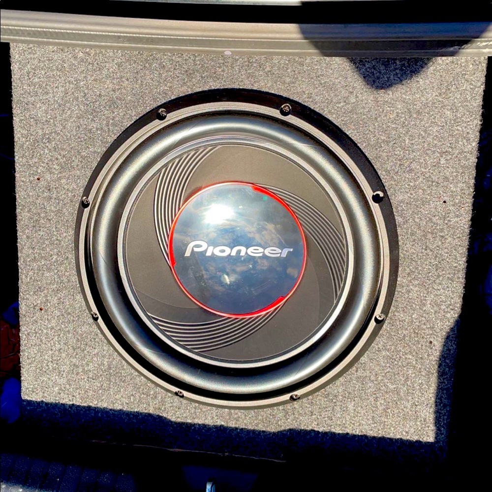pioneer subwoofer 12’ 1400w and comes with jensen amp 600w with wiring kit